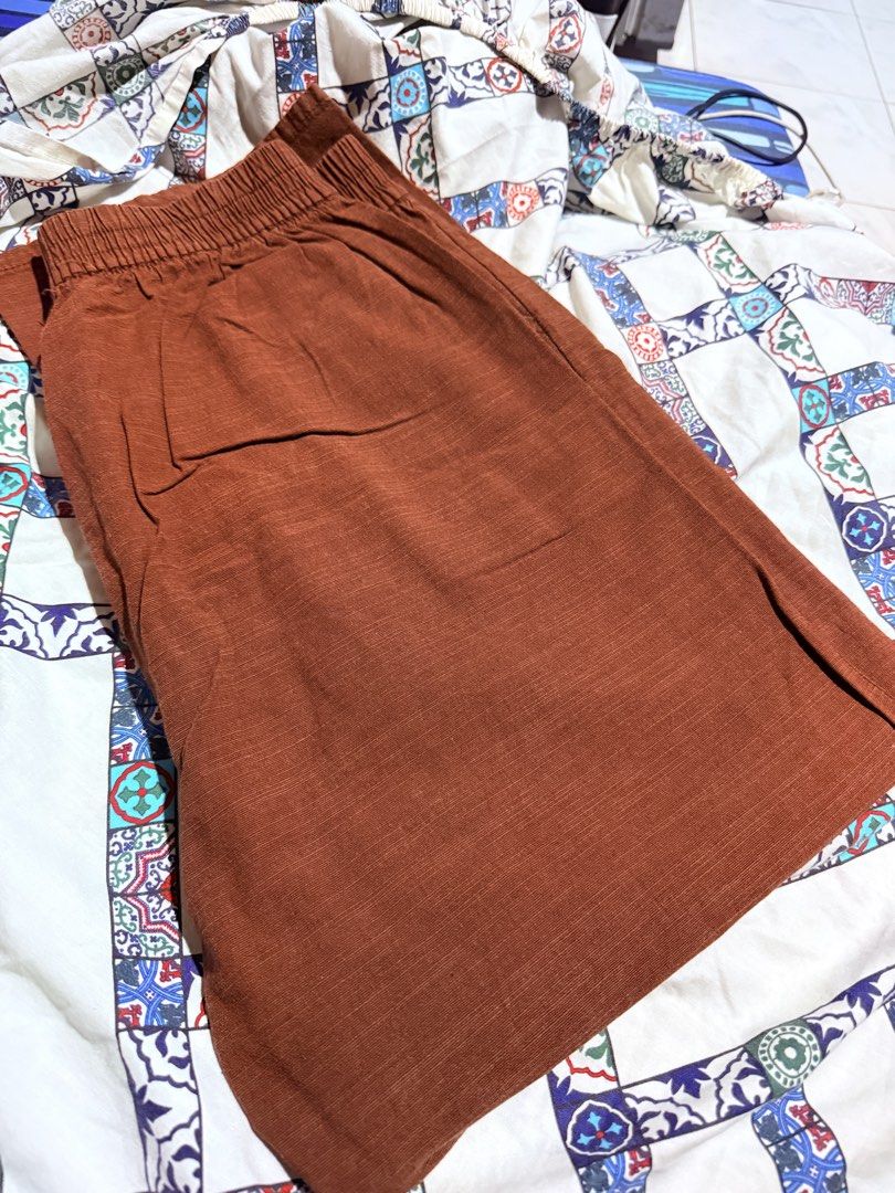 Brown Elastic Waist Pants (Category: Other Bottoms) located in Manila. Submitted by preownedbyyas (Listing ID 1462637427, Image 2). Description: - Comfy brown pants - Elastic waistband for easy wear - Side pockets - Subtle textured fabric - Ideal for casual outings.