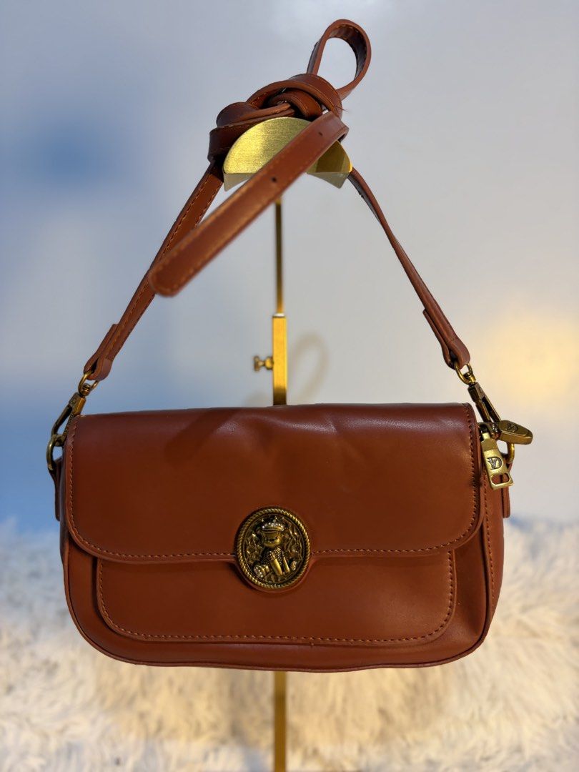 Brown Sling bag (Category: Cross-body Bags) located in Goa. Submitted by zahar_modern_thrift_bags001 (Listing ID 1462638624, Image 1). Description: .
