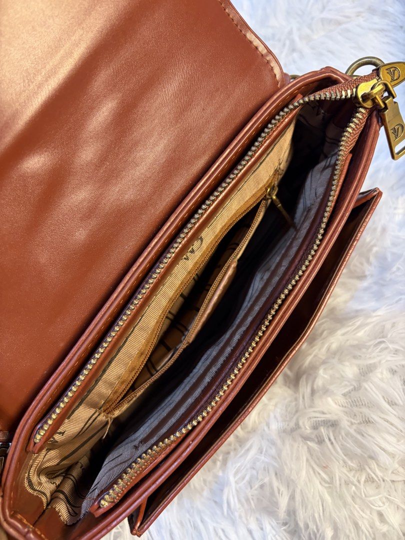 Brown Sling bag (Category: Cross-body Bags) located in Goa. Submitted by zahar_modern_thrift_bags001 (Listing ID 1462638624, Image 3). Description: .