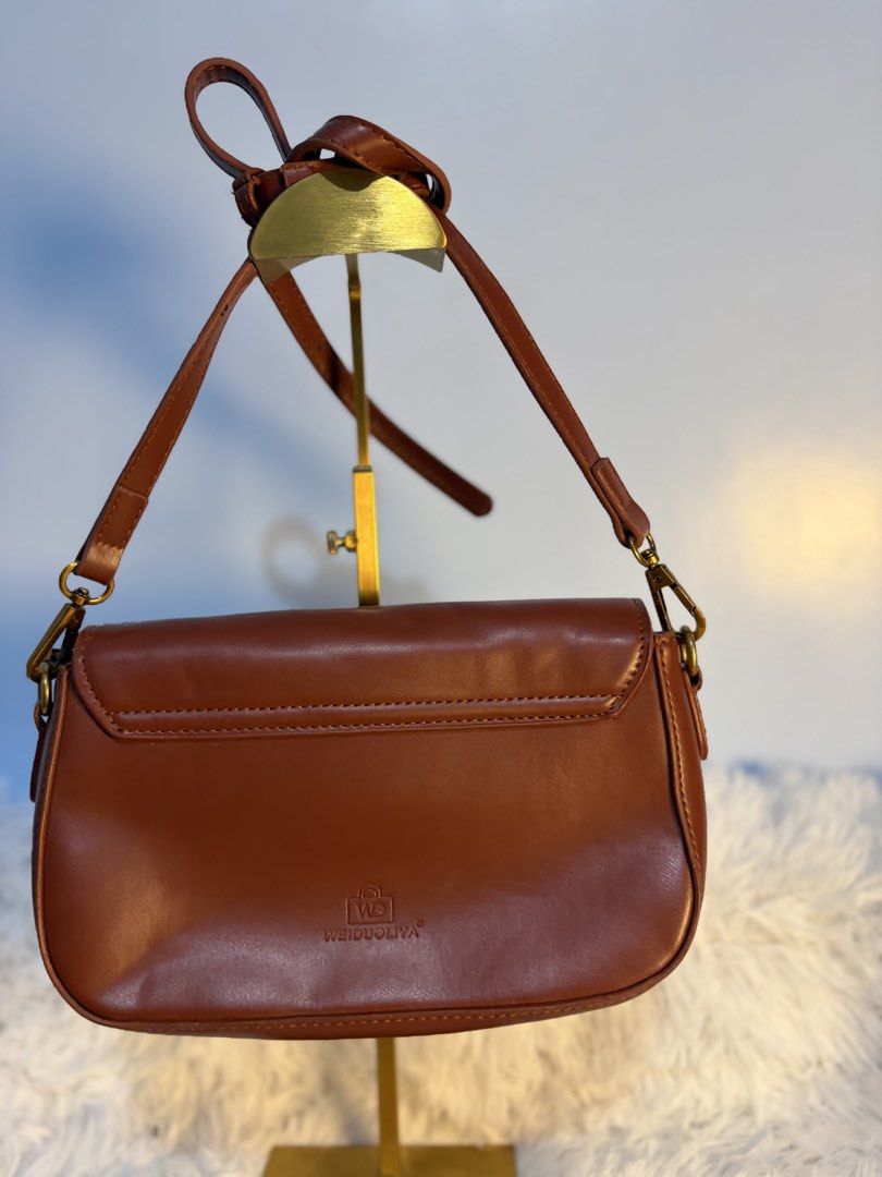 Brown Sling bag (Category: Cross-body Bags) located in Goa. Submitted by zahar_modern_thrift_bags001 (Listing ID 1462638624, Image 2). Description: .