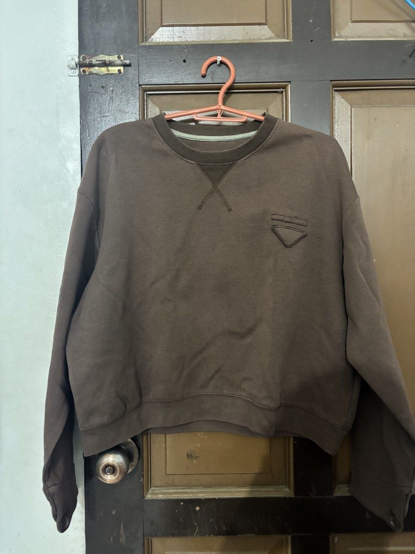 BROWN SWEATSHIRT (Category: Coats, Jackets and Outerwear) located in San Fernando. Submitted by astrid_07 (Listing ID 1462622758, Image 1). Description: BROWN SWWEATSHIRT GOOD FITTING SIZE: M-L 400 + SF.