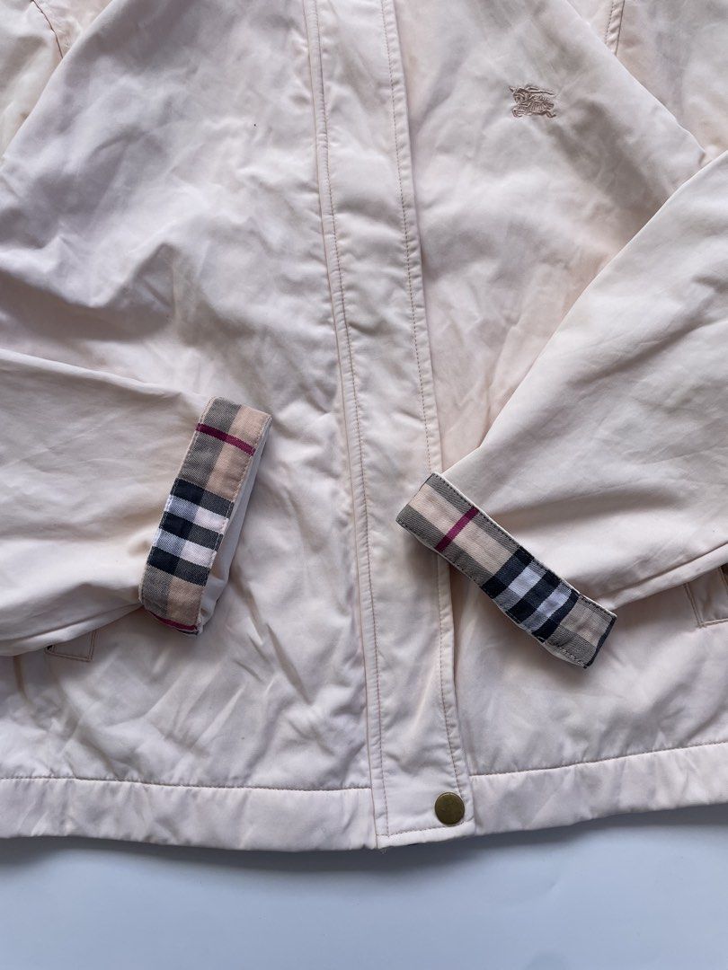 burberry (Category: Luxury Apparel) located in General Mariano Alvarez. Submitted by savenlester (Listing ID 1462626351, Image 3). Description: Burberry ◾W - 19 ◾L - 22 ◾Good condition ◾Color rate 9/10 ◾Need support on second button when taking it off because the glue is slightly loose .