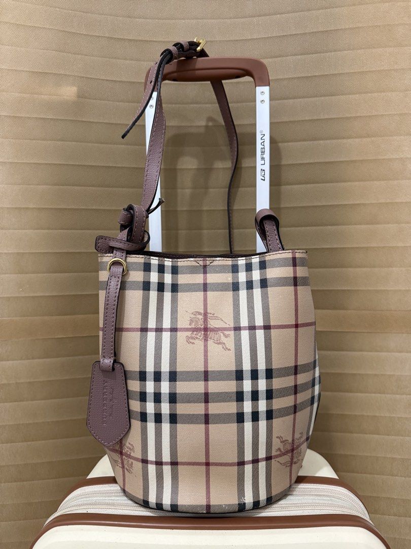 Burberry Bucket Bag (Category: Shoulder Bags) located in Cavite. Submitted by geaneryka (Listing ID 1462654088, Image 1). Description: 📍Cavite 🛵Lalamove/Jnt.