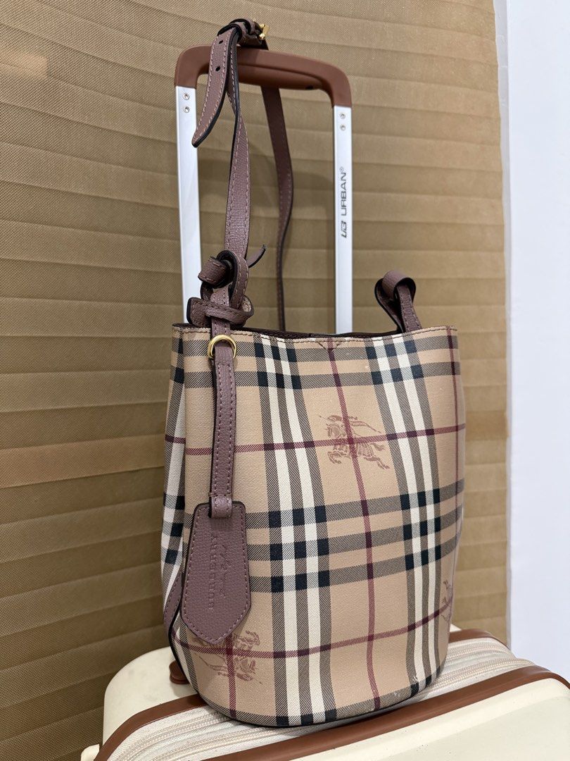 Burberry Bucket Bag (Category: Shoulder Bags) located in Cavite. Submitted by geaneryka (Listing ID 1462654088, Image 2). Description: 📍Cavite 🛵Lalamove/Jnt.