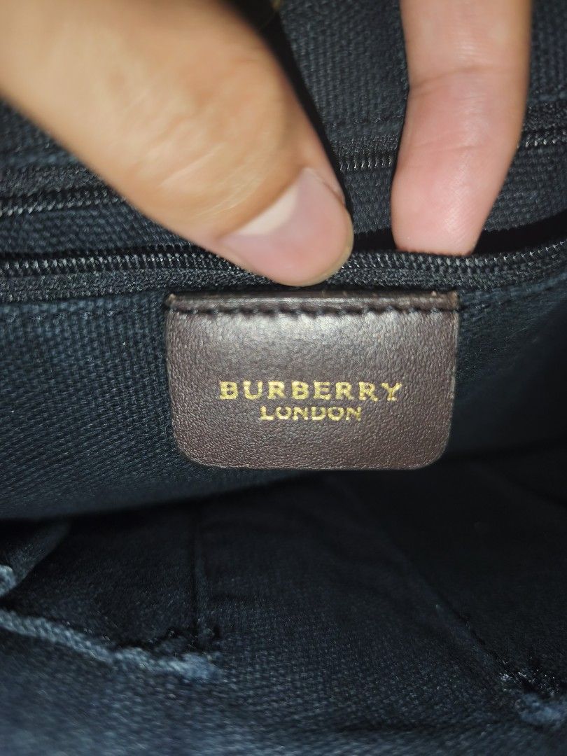 Burberry tote (Category: Luxury Bags & Wallets) located in Agdangan. Submitted by den_sells (Listing ID 1462654868, Image 3). Description: - Burberry Haymarket Check Tote Bag - open for price negotiations RULES: ❌ COD ✅ FIRST PAY BASIS ✅ MINE NOW = PAY NOW ✅ 2 DAY RESERVATION, IF UNPAID = RESERVATION IS VOID LOCATION: Laguna SHIPPING: J&T Express Philippines.