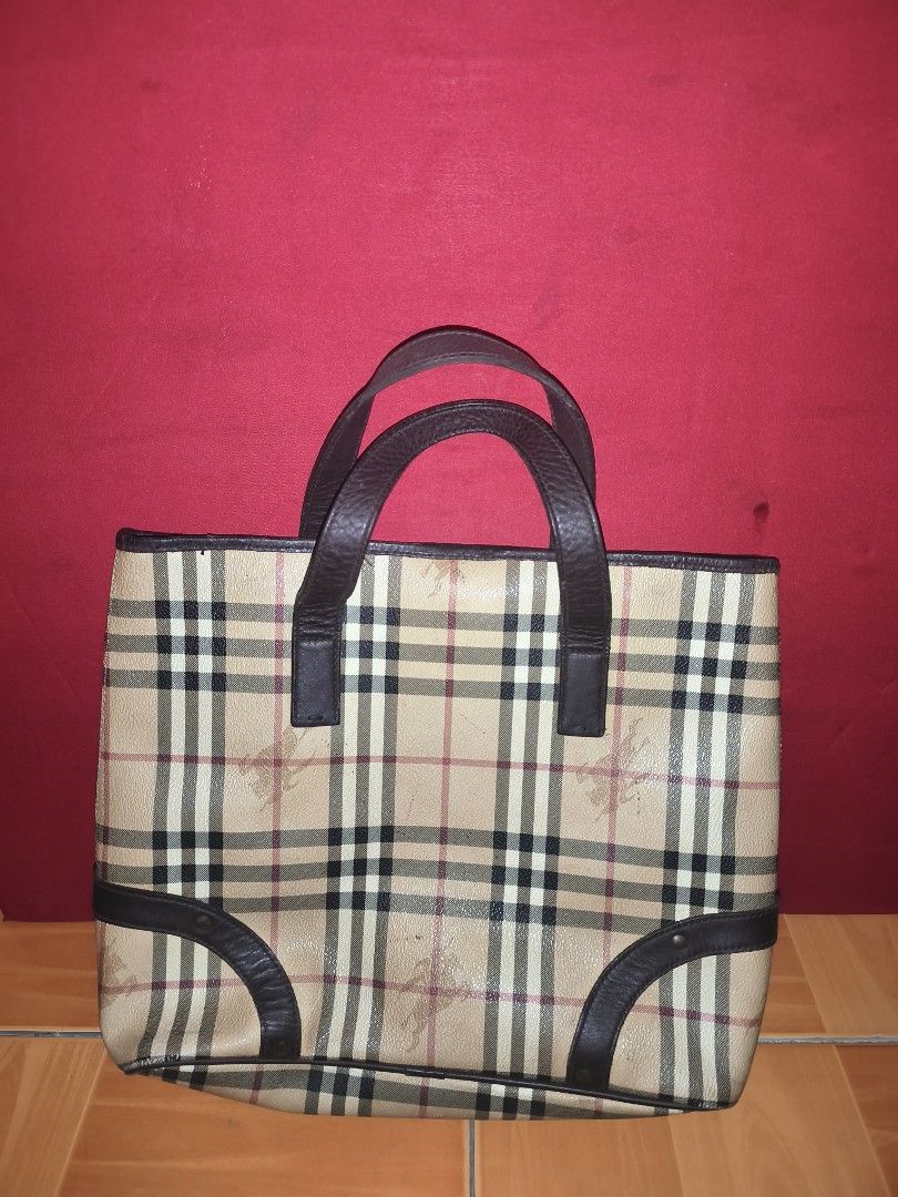 Burberry tote (Category: Luxury Bags & Wallets) located in Agdangan. Submitted by den_sells (Listing ID 1462654868, Image 2). Description: - Burberry Haymarket Check Tote Bag - open for price negotiations RULES: ❌ COD ✅ FIRST PAY BASIS ✅ MINE NOW = PAY NOW ✅ 2 DAY RESERVATION, IF UNPAID = RESERVATION IS VOID LOCATION: Laguna SHIPPING: J&T Express Philippines.