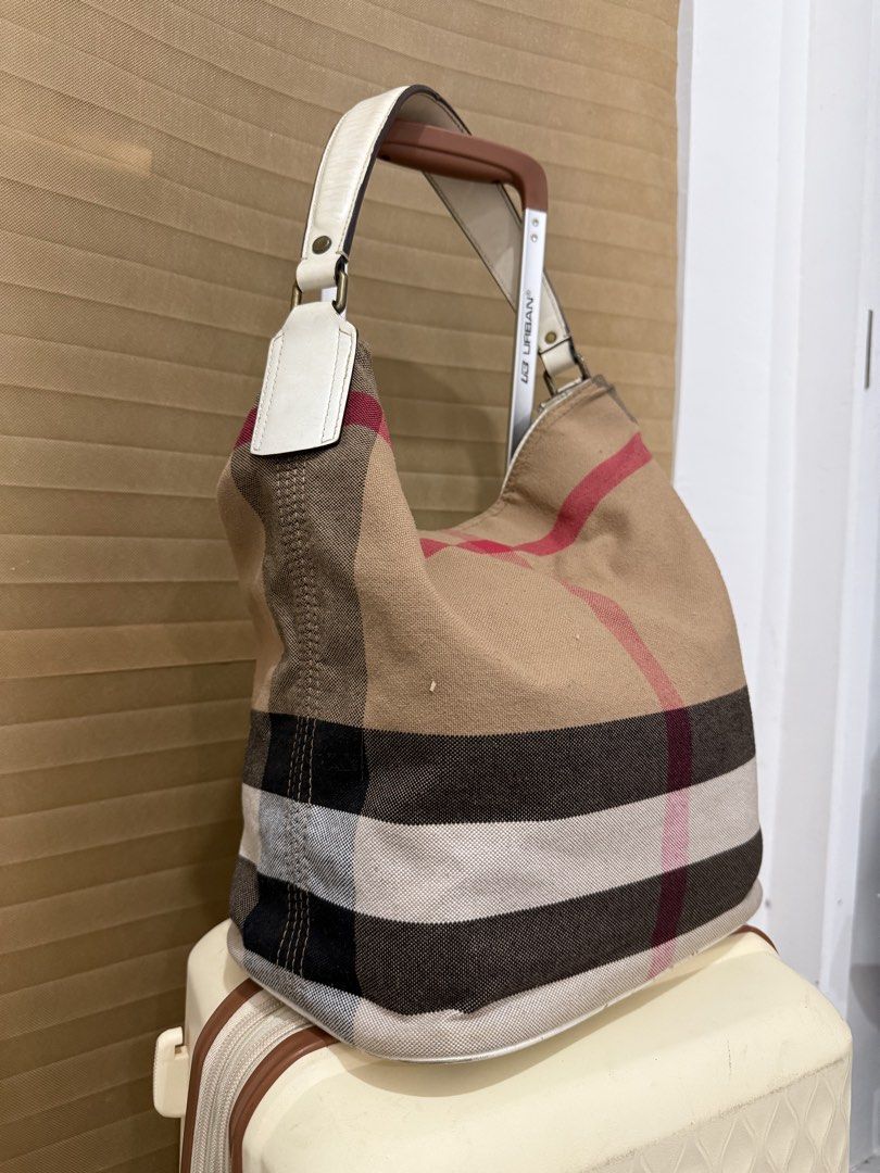 Burberry Hobo Bag (Category: Shoulder Bags) located in Cavite. Submitted by geaneryka (Listing ID 1462653483, Image 2). Description: 📍Cavite 🛵Lalamove/JnT.