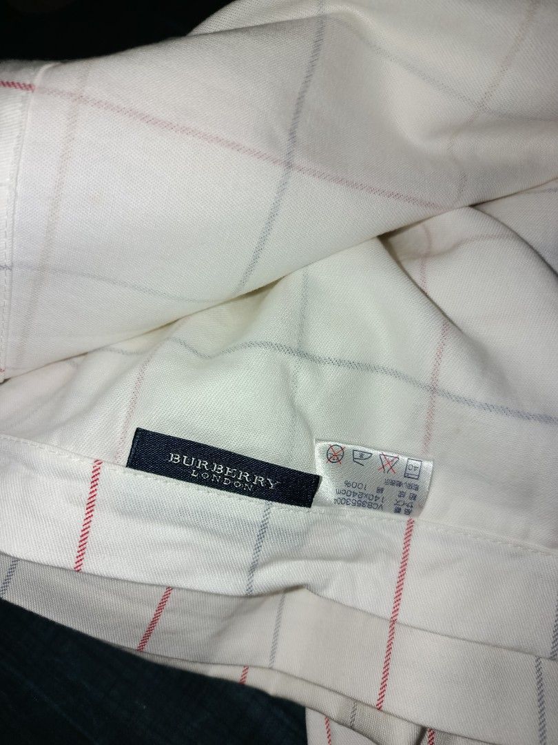 Burberry London blanket (Category: Bedding & Towels) located in Nabunturan. Submitted by marmitoren42236 (Listing ID 1462670882, Image 2). Description: - Authentic Burberry London blanket - Classic checkered pattern - Embroidered Burberry logo - Made of 100% soft and absorbent cotton - Perfect for everyday use or as a stylish decor - Approximate dimensions: 4ftx8ft - Feel free to send a message with any questions!.