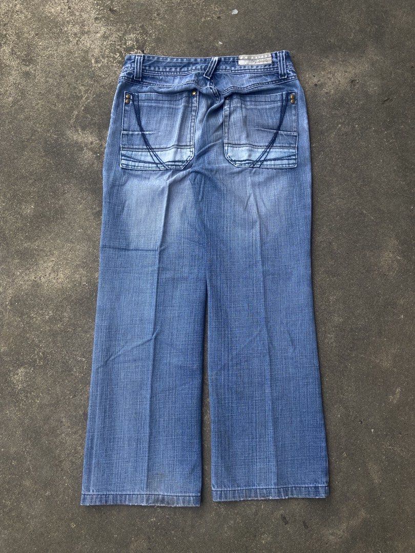 BY ELOQ BOOTCUT JEANS (Category: Jeans) located in El Salvador. Submitted by 00jiroo00 (Listing ID 1462446209, Image 2). Description: BY ELOQ BOOTCUT JEANS Model height 5’8 Dimensions: W - 30 L - 37 T - 12 H - 9 Details: good condition must have signs of usage himulbol minimal heelbites Condition: 8.5/10 Color rate: 9/10 Swipe for more details… 📩 ₱250 📌 Before You Buy: 📃 Please read all item details carefully 📍 Payment-first policy applies ❌ 