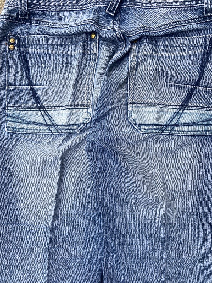 BY ELOQ BOOTCUT JEANS (Category: Jeans) located in El Salvador. Submitted by 00jiroo00 (Listing ID 1462446209, Image 3). Description: BY ELOQ BOOTCUT JEANS Model height 5’8 Dimensions: W - 30 L - 37 T - 12 H - 9 Details: good condition must have signs of usage himulbol minimal heelbites Condition: 8.5/10 Color rate: 9/10 Swipe for more details… 📩 ₱250 📌 Before You Buy: 📃 Please read all item details carefully 📍 Payment-first policy applies ❌ 