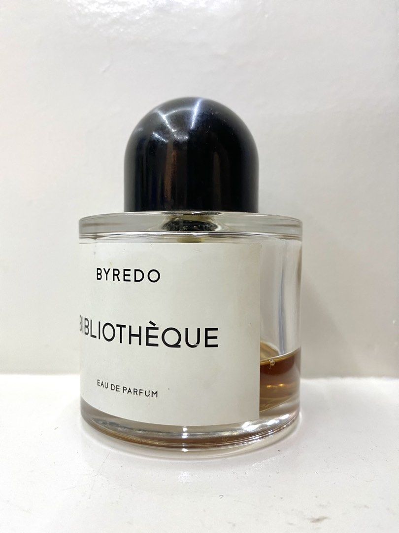 Byredo Bibliotheque edp Partial (Category: Fragrance & Deodorants) located in Mexico. Submitted by happymoby (Listing ID 1462635726, Image 2). Description: bottle size 100ml juice level 30ml Bibliothèque by Byredo is a Floral Woody Musk fragrance for women and men. Bibliothèque was launched in 2017. Top notes are Plum and Peach; middle notes are Violet and Peony; base notes are Leather, Patchouli, Vanilla and Musk..