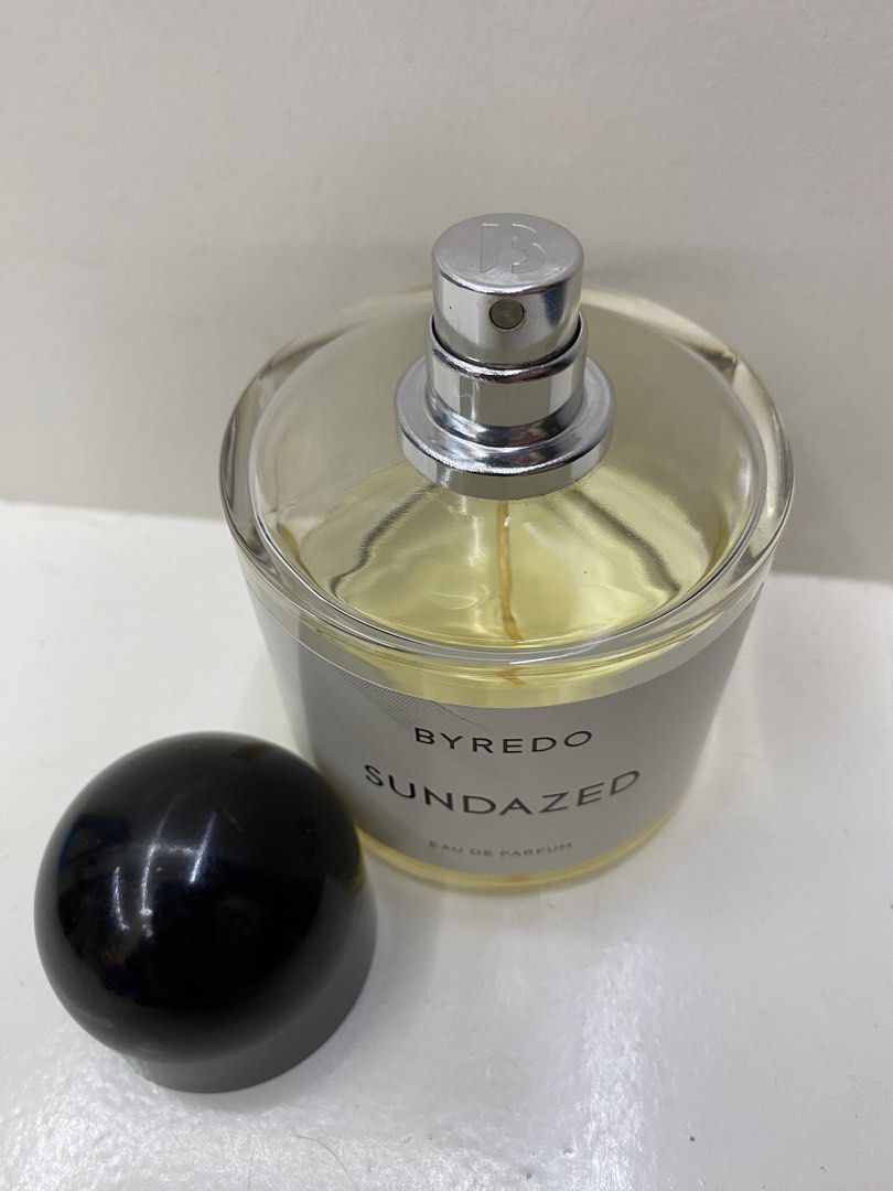 Byredo Sundazed edp Partial 100ml (Category: Fragrance & Deodorants) located in Mexico. Submitted by happymoby (Listing ID 1462572042, Image 3). Description: bottle size 100ml juice level 45ml Sundazed by Byredo is a Citrus fragrance for women and men. Sundazed was launched in 2019. The nose behind this fragrance is Jérôme Epinette. Top notes are Mandarin Orange and Californian Lemon; middle notes are Neroli and Jasmine Sambac; base notes are Cot