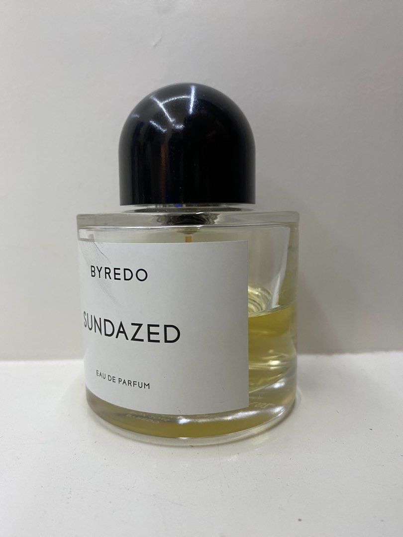 Byredo Sundazed edp Partial 100ml (Category: Fragrance & Deodorants) located in Mexico. Submitted by happymoby (Listing ID 1462572042, Image 2). Description: bottle size 100ml juice level 45ml Sundazed by Byredo is a Citrus fragrance for women and men. Sundazed was launched in 2019. The nose behind this fragrance is Jérôme Epinette. Top notes are Mandarin Orange and Californian Lemon; middle notes are Neroli and Jasmine Sambac; base notes are Cot