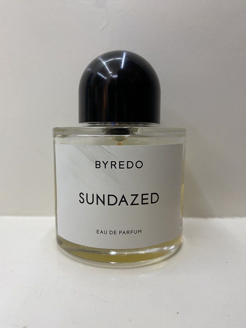 Byredo Sundazed edp Partial 100ml (Category: Fragrance & Deodorants) located in Mexico. Submitted by happymoby (Listing ID 1462572042, Image 1). Description: bottle size 100ml juice level 45ml Sundazed by Byredo is a Citrus fragrance for women and men. Sundazed was launched in 2019. The nose behind this fragrance is Jérôme Epinette. Top notes are Mandarin Orange and Californian Lemon; middle notes are Neroli and Jasmine Sambac; base notes are Cot