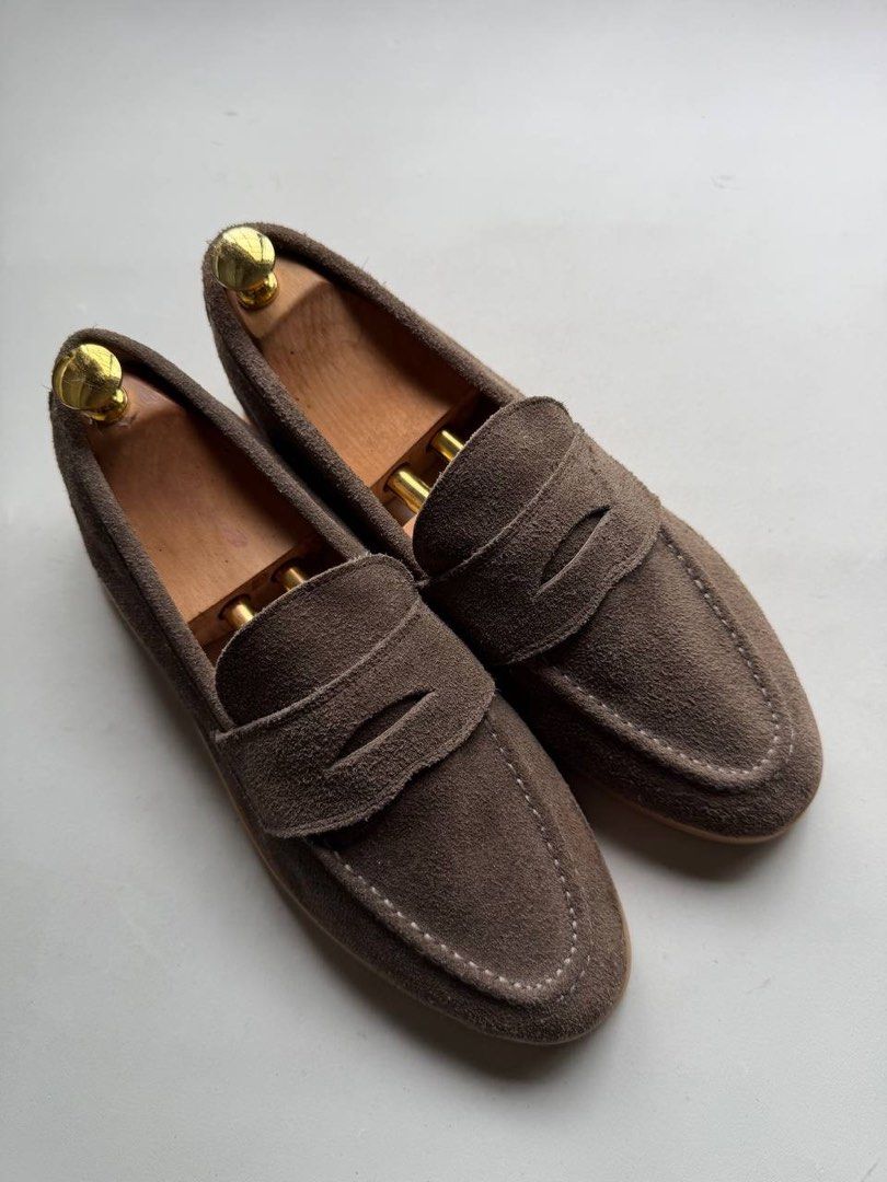 Calin Brown Suede Loafers (Category: Casual Shoes) located in Cagayan de Oro. Submitted by thrift_crate.ph (Listing ID 1462578979, Image 3). Description: ᴄᴀʟɪɴ ɢʀᴇʏ sᴜᴇᴅᴇ ʟᴏᴀғᴇʀs 𝟾.𝟻ᴜs / 𝟸𝟼.𝟻ᴄᴍ 𝐒𝐢𝐳𝐞: 8.5US / 26.5cm 𝐂𝐨𝐧𝐝𝐢𝐭𝐢𝐨𝐧 𝐫𝐚𝐭𝐞: 10/10 𝐂𝐨𝐥𝐨𝐫 𝐫𝐚𝐭𝐞: 10/10 Issue/s: NO ISSUES.