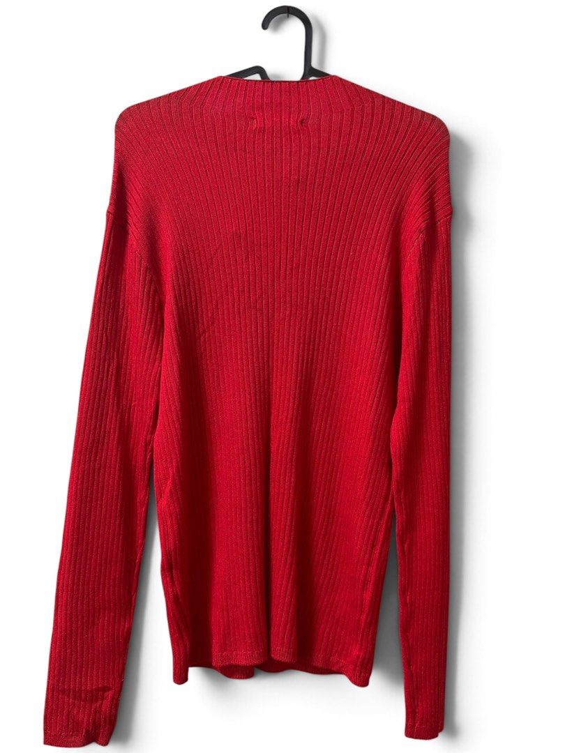 Calliope red ribbed knit sweater (Category: Longsleeves) located in Santol. Submitted by lululane (Listing ID 1462623336, Image 2). Description: S-L.