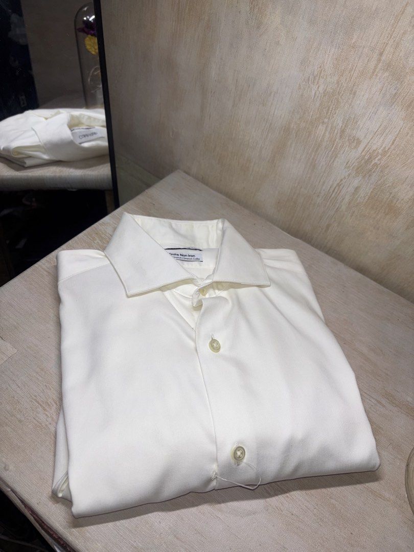 CALVIN KLEIN BUTTONDOWN LONG SLEEVE (Category: Tshirts & Polo Shirts ) located in Cabuyao City. Submitted by pormanation-thrift-store (Listing ID 1462680247, Image 2). Description: CALVIN KLEIN BUTTONDOWN LONG SLEEVE Condition: EXCELLENT Color rate: 9/10 Size: SMALL Dimes: 19”Wx30”L Issue: NONE‼️ Price: 850.