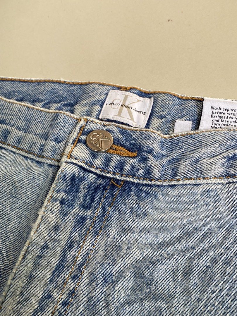 Calvin Klein Jeans Light Wash Distressed Denim (Category: Jeans) located in Baguio. Submitted by yunothewizardking (Listing ID 1462461477, Image 3). Description: - Light wash Calvin Klein jeans - Size 40 - Distressed details on front pockets and knee - Straight leg fit - Frayed hem - 100% Cotton - Made in Mexico.