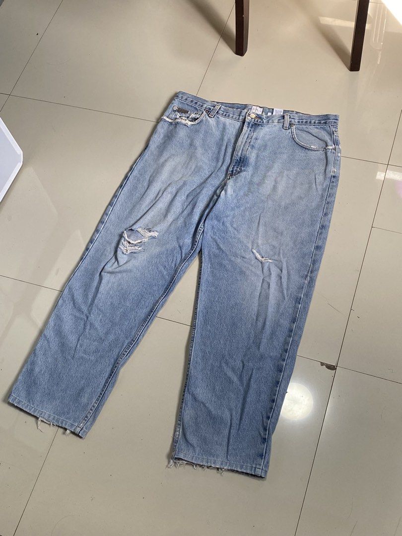 Calvin Klein Jeans Light Wash Distressed Denim (Category: Jeans) located in Baguio. Submitted by yunothewizardking (Listing ID 1462461477, Image 1). Description: - Light wash Calvin Klein jeans - Size 40 - Distressed details on front pockets and knee - Straight leg fit - Frayed hem - 100% Cotton - Made in Mexico.