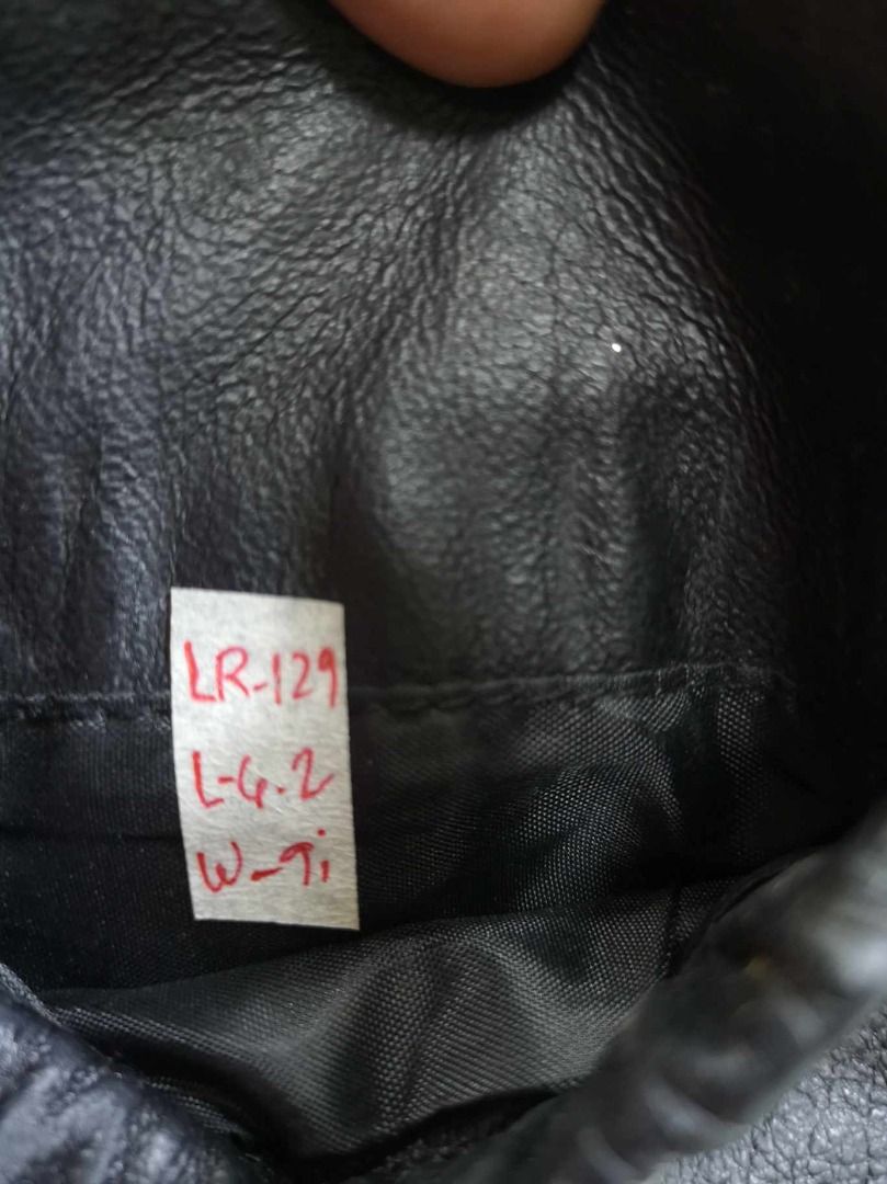 Camera Style Sling Bag With Thin Adjustable Strap (Category: Cross-body Bags) located in Santa Cruz. Submitted by jmy_surplus.2 (Listing ID 1462522749, Image 3). Description: Size ; L - 6.2 W - 9 Color ; Black Type ; Crossbody Bag Brand ; No Brand Material ; Leather Style ; Black leather Crossbody bag LR 129 JMY 1 Batch #221.