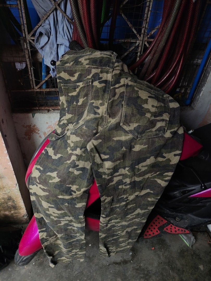 Camo Double knee Pants (29) (Category: Jeans) located in Taguig. Submitted by althriftdailyloots94 (Listing ID 1462590428, Image 3). Description: size 29 x 40 good condition need wash only.