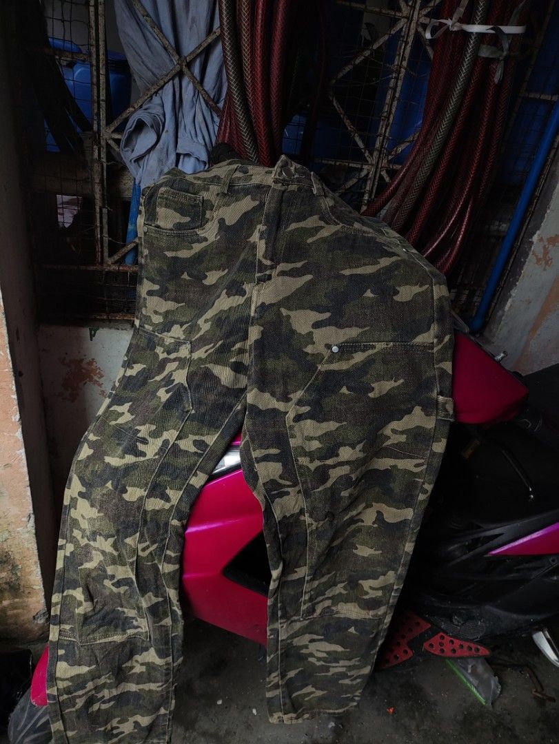 Camo Double knee Pants (29) (Category: Jeans) located in Taguig. Submitted by althriftdailyloots94 (Listing ID 1462590428, Image 2). Description: size 29 x 40 good condition need wash only.