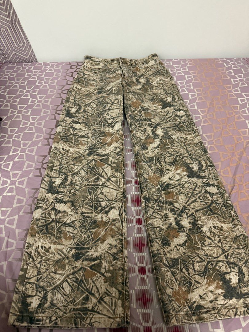 Camo Pants (Category: Jeans) located in Manila. Submitted by issaabell (Listing ID 1462620834, Image 1). Description: Rfs: declutter Bought for 3500 Used once or twice MOP: Gcash MOD: Lalamove/Etc..