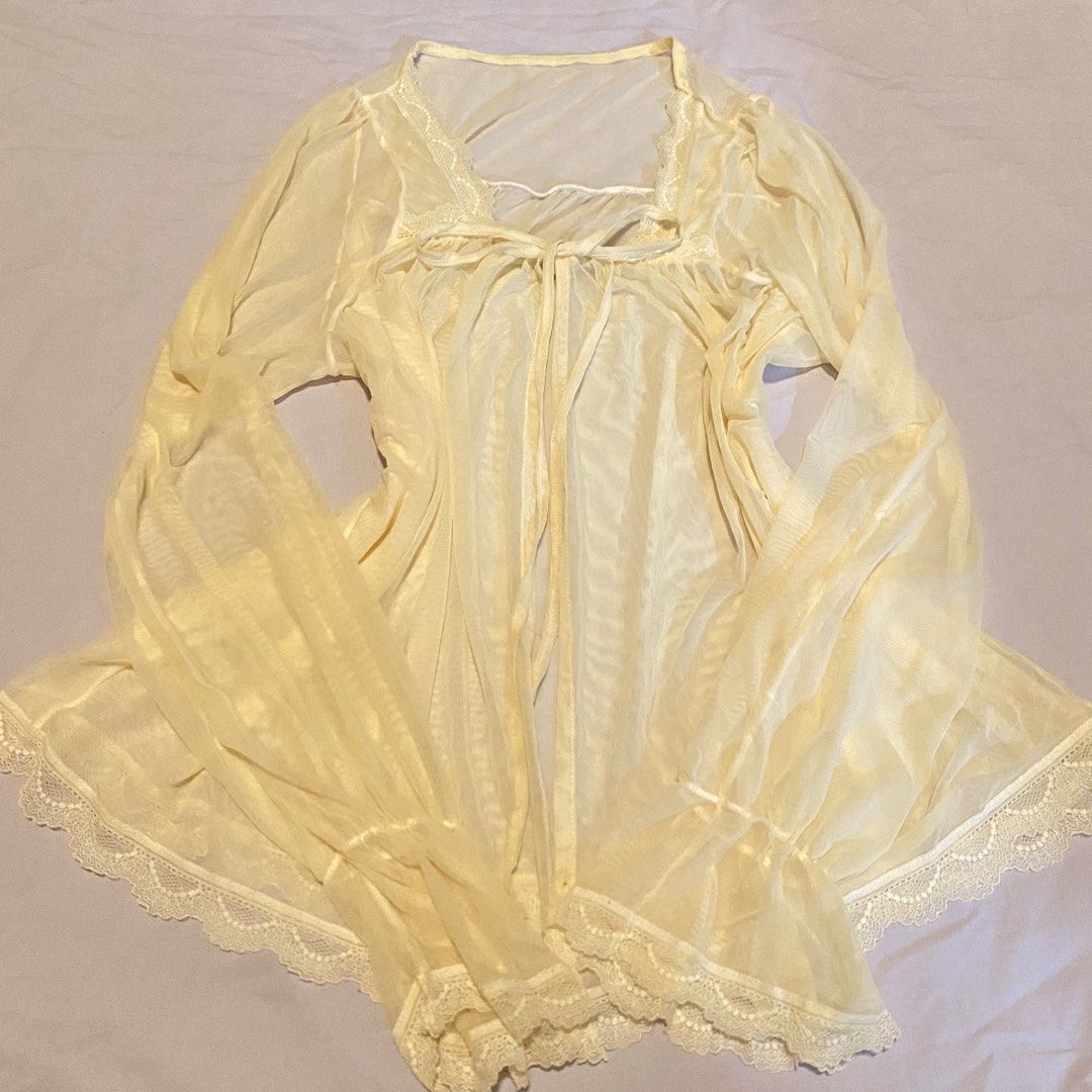 Cardigan cover up (Category: Coats, Jackets and Outerwear) located in Manila. Submitted by chelseah_phamm016 (Listing ID 1462627294, Image 1). Description: .