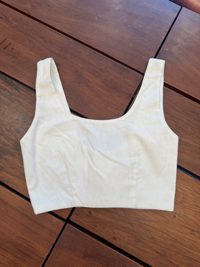 Cariño Isabella crop (Category: Sleeveless) located in Manila. Submitted by declutterkween14 (Listing ID 1462489200, Image 1). Description: .