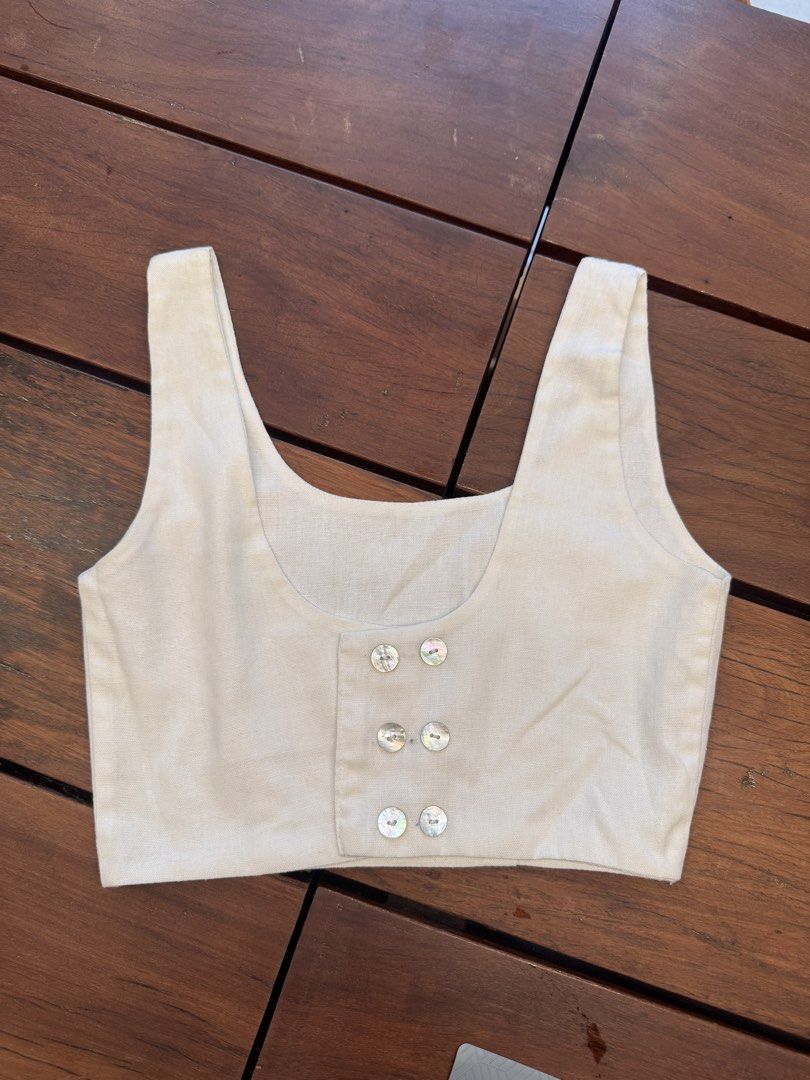 Cariño Isabella crop (Category: Sleeveless) located in Manila. Submitted by declutterkween14 (Listing ID 1462489200, Image 3). Description: .