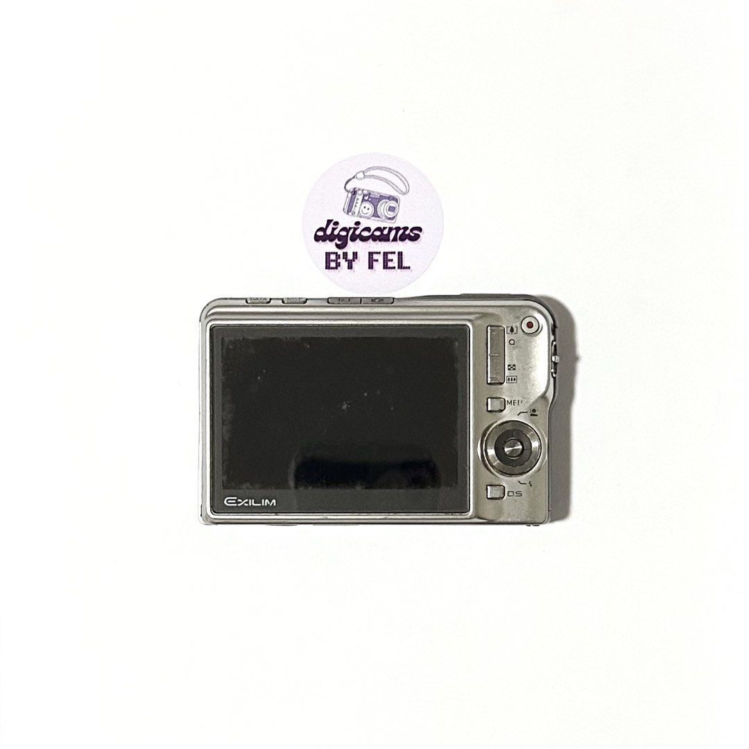 Casio Exilim EX-S880 (Category: Cameras) located in Manila. Submitted by digicams.byfel (Listing ID 1462647350, Image 2). Description: ₊˚. 🏷️ Casio Exilim EX-S880 silver 🪞 𐙚 8.1mp 𐙚 3x optical zoom 𐙚 2.8” LCD screen (has severe LCD burn/degradation & line across display) 𐙚 body condition: 6/10 (visible scratches, paint wear, rusty screws & missing port cover) 𐙚 flash NOT working 𐙚 zoom and all buttons are working ⋆｡˚ honest flaw: sensor &