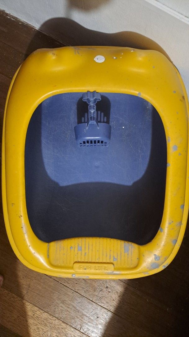 Cat Litter Box with Scoop (Category: Homes & Other Pet Accessories) located in Quezon City. Submitted by hersheejubilo (Listing ID 1462622780, Image 3). Description: - Yellow and blue cat litter box - Includes a blue scoop - Rim has minor scuffs and marks from normal use - Suitable size for most cats - Easy to clean - Ready for its next loving home.