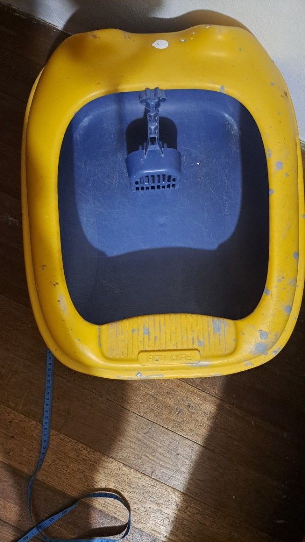 Cat Litter Box with Scoop (Category: Homes & Other Pet Accessories) located in Quezon City. Submitted by hersheejubilo (Listing ID 1462622780, Image 2). Description: - Yellow and blue cat litter box - Includes a blue scoop - Rim has minor scuffs and marks from normal use - Suitable size for most cats - Easy to clean - Ready for its next loving home.