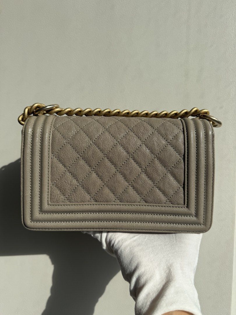 CC LEBOY SMALL CAVIAR GHW (Category: Luxury Bags & Wallets) located in Makati City. Submitted by theladyluxxe (Listing ID 1462473283, Image 2). Description: 𝐎𝐍 𝐇𝐀𝐍𝐃 ✨ CHANEL LE BOY GRAY SMALL CAVIAR GHW ✨ Greige color Very good condition Series 27 RANK A Comes with hologram, dust bag, authenticity card & legit grails certificate 🏷️ 180k only! slightly nego 💳 MOP: BPI/Bank Transfer/Gcash/Maya/Paypal DISCLAIMER: theladyluxxe is NOT AFFILIAT
