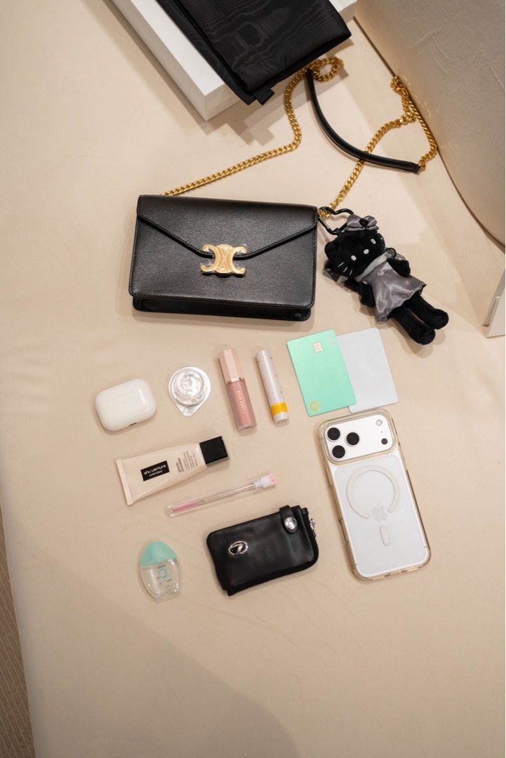 celine margo chain wallet black triomphe 黑色金扣 小牛皮單肩袋 ｜10L033DPV.38NO｜全新正貨 （分類：手袋及銀包）位於 Hong Kong。 由 societyinfame 提交（商品編號 1462572758，圖片 1）。簡介： ✨【Celine - Margo Chain Wallet 亮面小牛皮凱旋門鏈條單肩袋 (黑色)】 【商品狀況】全新正品 【型號編碼】10L033DPV.38NO / 10L033DPV — 👜 產品亮點： • Celine 專櫃極難搶的神級 WOC 爆款！Margo Chain Wallet 結合經典 Triomphe 凱旋門金屬扣飾與俐落風琴包廓形，極致展現法式高雅與 Quiet Luxury 靜奢美學 • 專櫃常年一包難求靈魂黑金配色「Black 黑色」搭配耀眼金色凱旋門扣飾，深邃純黑與高奢金扣碰撞出頂級洗練氣場，百搭不挑人 • 選用 Celine 頂級亮面小牛皮 (Shiny Calfskin) 