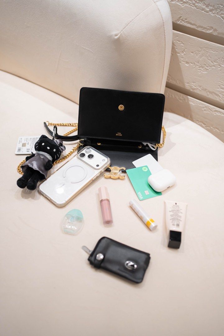 celine margo chain wallet black triomphe 黑色金扣 小牛皮單肩袋 ｜10L033DPV.38NO｜全新正貨 （分類：手袋及銀包）位於 Hong Kong。 由 societyinfame 提交（商品編號 1462572758，圖片 3）。簡介： ✨【Celine - Margo Chain Wallet 亮面小牛皮凱旋門鏈條單肩袋 (黑色)】 【商品狀況】全新正品 【型號編碼】10L033DPV.38NO / 10L033DPV — 👜 產品亮點： • Celine 專櫃極難搶的神級 WOC 爆款！Margo Chain Wallet 結合經典 Triomphe 凱旋門金屬扣飾與俐落風琴包廓形，極致展現法式高雅與 Quiet Luxury 靜奢美學 • 專櫃常年一包難求靈魂黑金配色「Black 黑色」搭配耀眼金色凱旋門扣飾，深邃純黑與高奢金扣碰撞出頂級洗練氣場，百搭不挑人 • 選用 Celine 頂級亮面小牛皮 (Shiny Calfskin) 