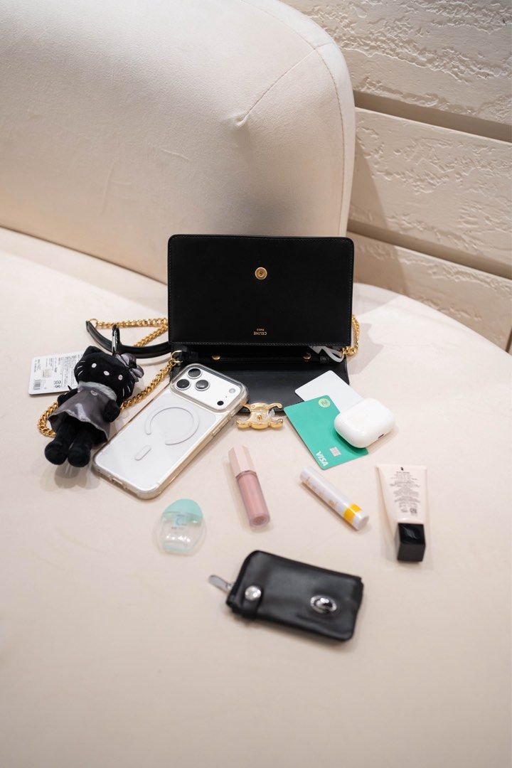 celine margo chain wallet black triomphe 黑色金扣 小牛皮單肩袋 ｜10L033DPV.38NO｜全新正貨 （分類：手袋及銀包）位於 Hong Kong。 由 societyinfame 提交（商品編號 1462572758，圖片 2）。簡介： ✨【Celine - Margo Chain Wallet 亮面小牛皮凱旋門鏈條單肩袋 (黑色)】 【商品狀況】全新正品 【型號編碼】10L033DPV.38NO / 10L033DPV — 👜 產品亮點： • Celine 專櫃極難搶的神級 WOC 爆款！Margo Chain Wallet 結合經典 Triomphe 凱旋門金屬扣飾與俐落風琴包廓形，極致展現法式高雅與 Quiet Luxury 靜奢美學 • 專櫃常年一包難求靈魂黑金配色「Black 黑色」搭配耀眼金色凱旋門扣飾，深邃純黑與高奢金扣碰撞出頂級洗練氣場，百搭不挑人 • 選用 Celine 頂級亮面小牛皮 (Shiny Calfskin) 