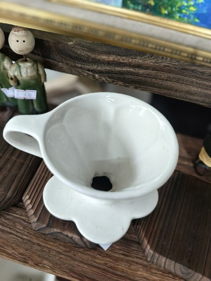 Ceramic flower coffee dripper (Category: Coffee & Tea Tableware) located in Calamba. Submitted by princesspauliney. (Listing ID 1462547994, Image 2). Description: Mine now pay now First to pay basis Shoppee check out Jnt direct courier Calamba laguna.