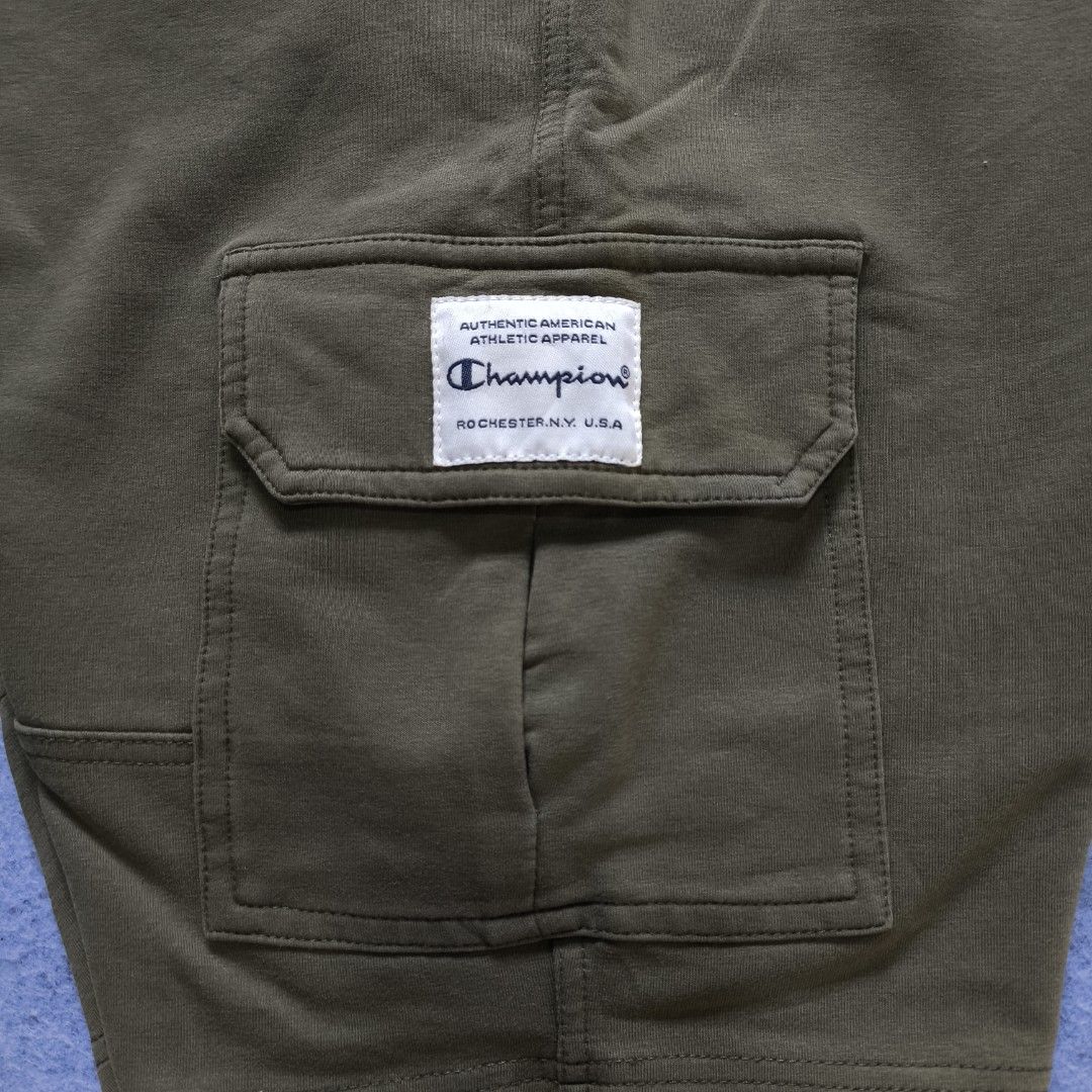 Champion Cargo Sweat Short (Category: Shorts) located in Manila. Submitted by shykes_26 (Listing ID 1462550709, Image 3). Description: Dimensions: Waist: 38-46 Length: 19.5 Hem: 11 Issues: None.