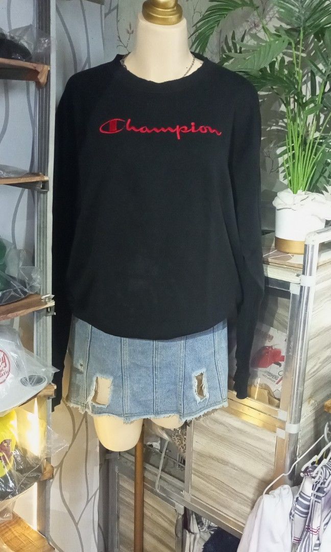 Champion sweatshirt black (Category: Coats, Jackets and Outerwear) located in Calamba. Submitted by ironjayy050812 (Listing ID 1462563127, Image 1). Description: excellent condition issue , cut necktag dimes width - 25 length - 24.