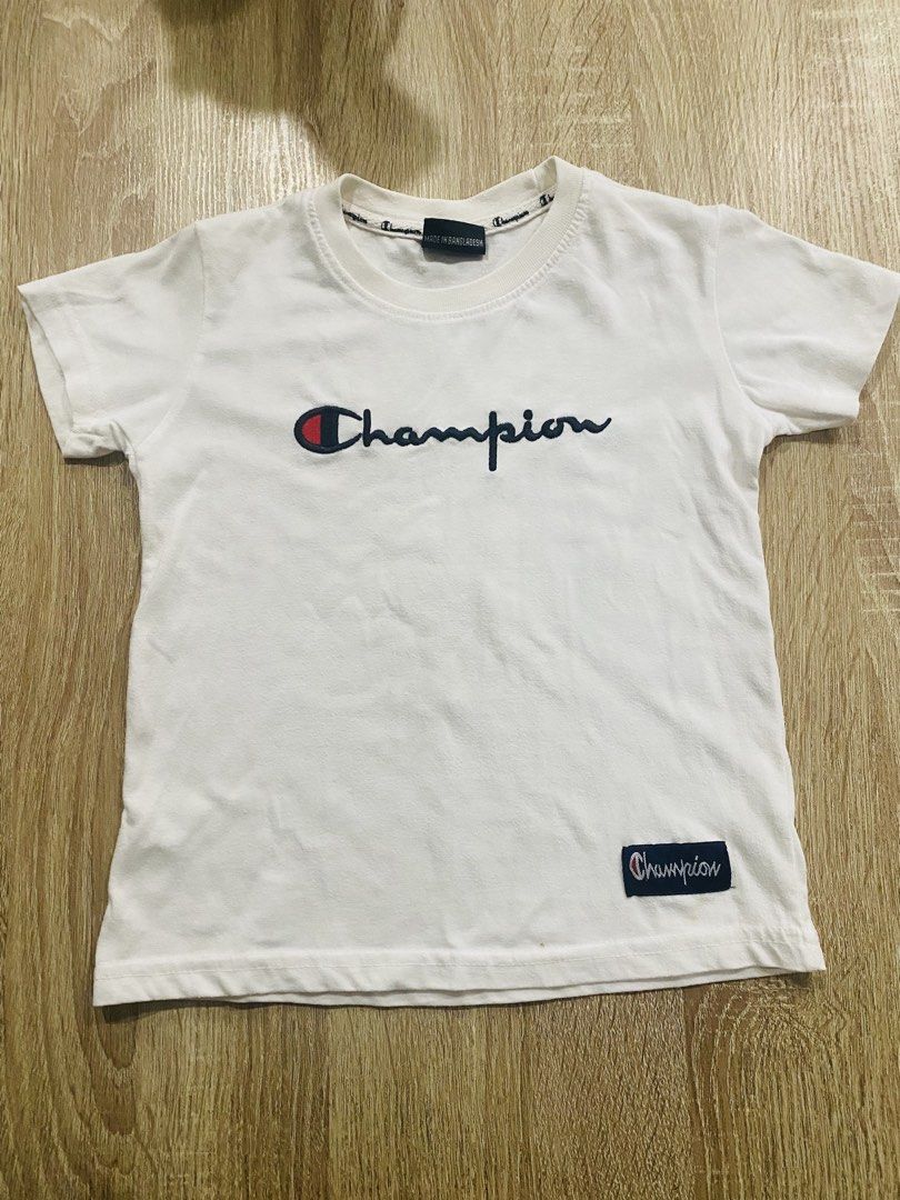Champion T-shirt White (Category: Babies & Kids Fashion) located in Indang. Submitted by matilde.sshop (Listing ID 1462631909, Image 1). Description: - Classic white Champion t-shirt - Features iconic Champion logo on the front - Small Champion tag on the sleeve - Made in Bangladesh - Ideal for everyday wear.