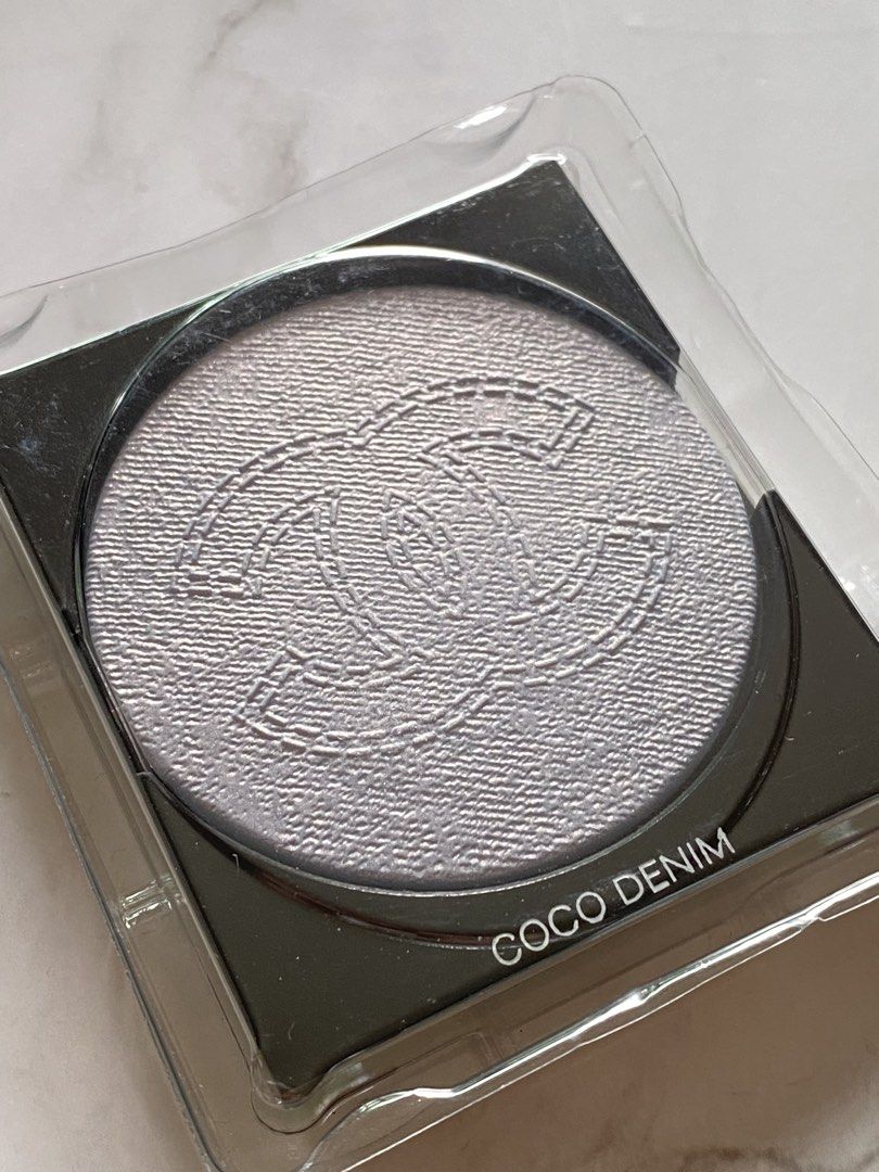 Chanel Coco Denim Illuminating Powder (Category: Makeup) located in Pasay City. Submitted by trendystash (Listing ID 1462503885, Image 2). Description: Brand new tester 7,5 grams product For the DENIM makeup collection, the CHANEL Makeup Creation Studio and COMÈTES COLLECTIVE member Valentina Li present a new way to wear denim—as makeup. They have drawn from its universal aesthetic to create a timeless look. COCO DENIM, an exclusive creation, enh