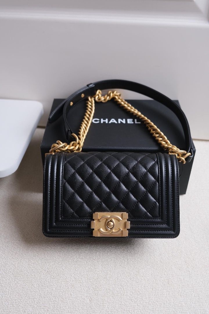 Chanel Le Boy Small ( 2022 code chip ) (Category: Luxury Bags & Wallets) located in Paranaque City. Submitted by minapriveeph (Listing ID 1462527959, Image 1). Description: Size 12 x 20.5 x 8.5cm Gold hardware Black caviar 198000php ( Slightly negotiate ) （ Retail price right now at 6900usd ) Mode of payment : Cash or Transfer Gcash / Ph Bank. Inclusions: Box + Bag + Dustbag + free Entrupy certificate. .