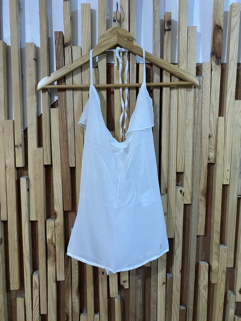 Chanel White Ruffle Halter Top (Category: Sleeveless) located in Mabalacat. Submitted by calmrabbit.ae2127 (Listing ID 1462537832, Image 2). Description: .