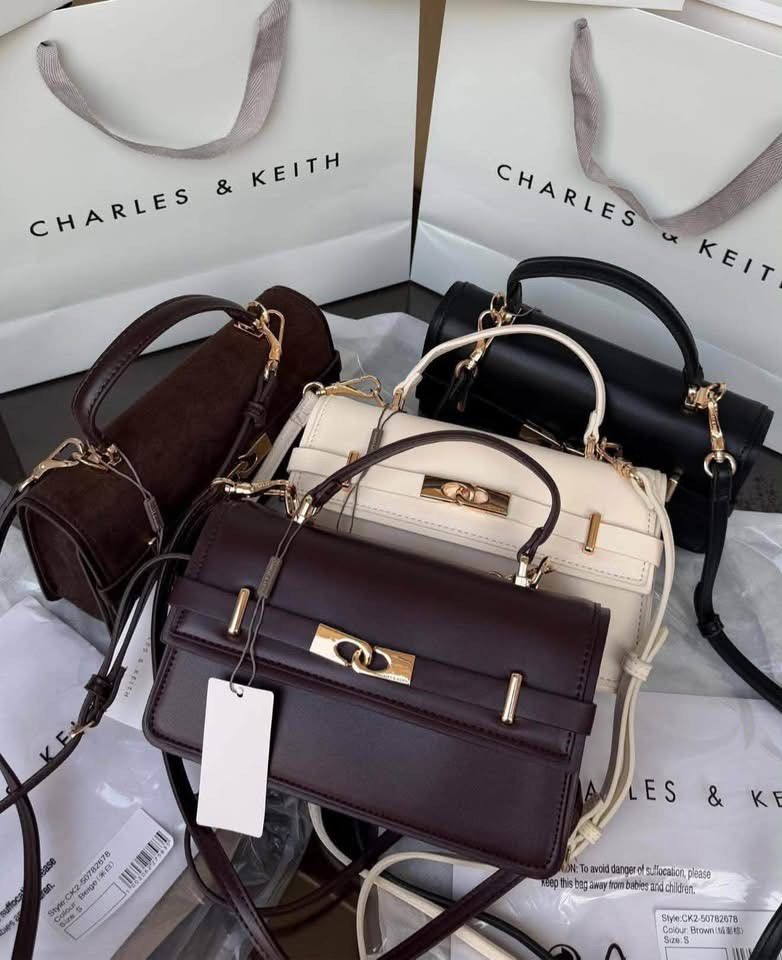 Charles & Keith Top Handle Bag (Category: Luxury Bags & Wallets) located in Manila. Submitted by sy_str (Listing ID 1462469034, Image 1). Description: ARLET BELTED TOP HANDLE BAG Available Colors: 🍷 Wineberry Red 🖤 Black 🤍 Cream 🤎 Brown Elegant and versatile top-handle bag Perfect for everyday wear or special occasions Price: ₱P1899 Add ₱70 for the paper bag. 📦 Shipping: 2–4 days processing 📍 Shipping within Metro Manila 💳 Payment first to