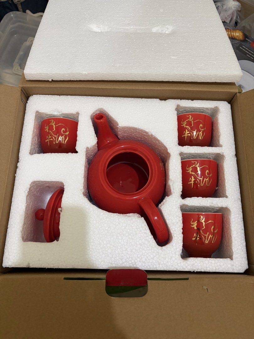 Chef's Counter 5 Piece Red Tea Set (Category: Coffee & Tea Tableware) located in Rosario. Submitted by damor222 (Listing ID 1462523326, Image 1). Description: - Red tea set with sophisticated gold accents. - Complete set includes 1 teapot and 4 cups. - Perfect for serving your favorite teas. - Arrives in its original packaging. - Features an attractive two-tone gradient design..