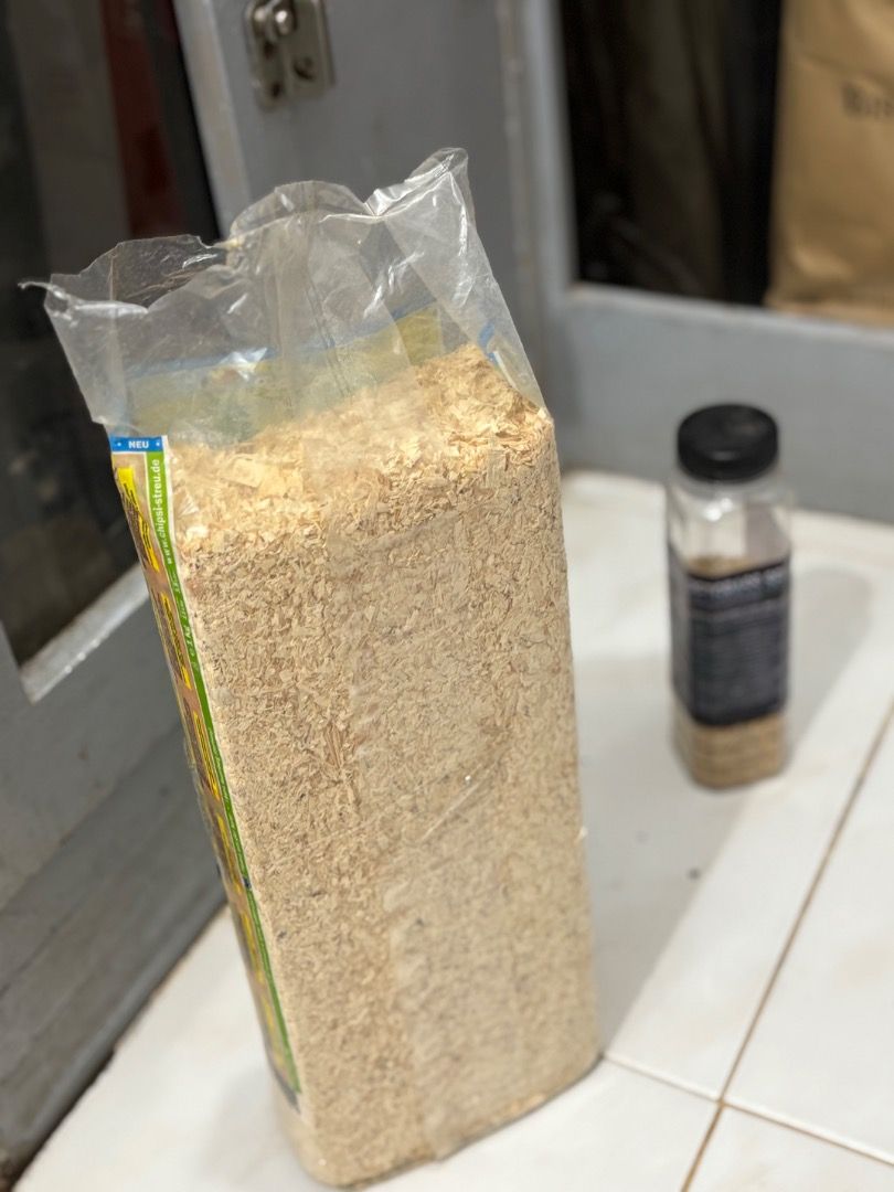 Chipsi Classic Pet Litter & Petgrass Seeds (Category: Homes & Other Pet Accessories) located in Quezon City. Submitted by camille_cr (Listing ID 1462620778, Image 2). Description: - Chiosi Classic pet litter (1kg) - unopened - Petgrass seeds - unopened - Ideal for small pets - Ready for a new home.