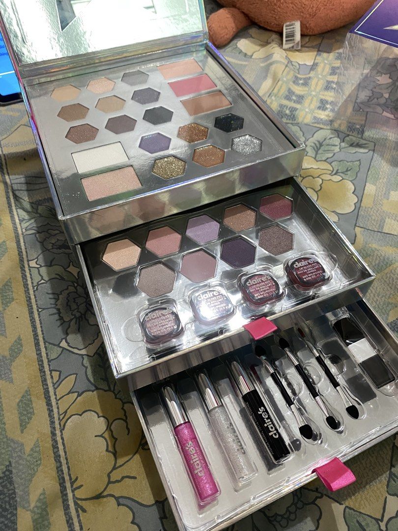 Claire's Star Vanity Case Makeup Set (Category: Makeup) located in Marikina City. Submitted by sansa16 (Listing ID 1462461032, Image 2). Description: - Claire's holographic makeup set with star design - Includes eyeshadows, blush, and lip gloss pots - Comes with makeup brushes - All items are brand new and in original packaging - Ideal gift for makeup enthusiasts.