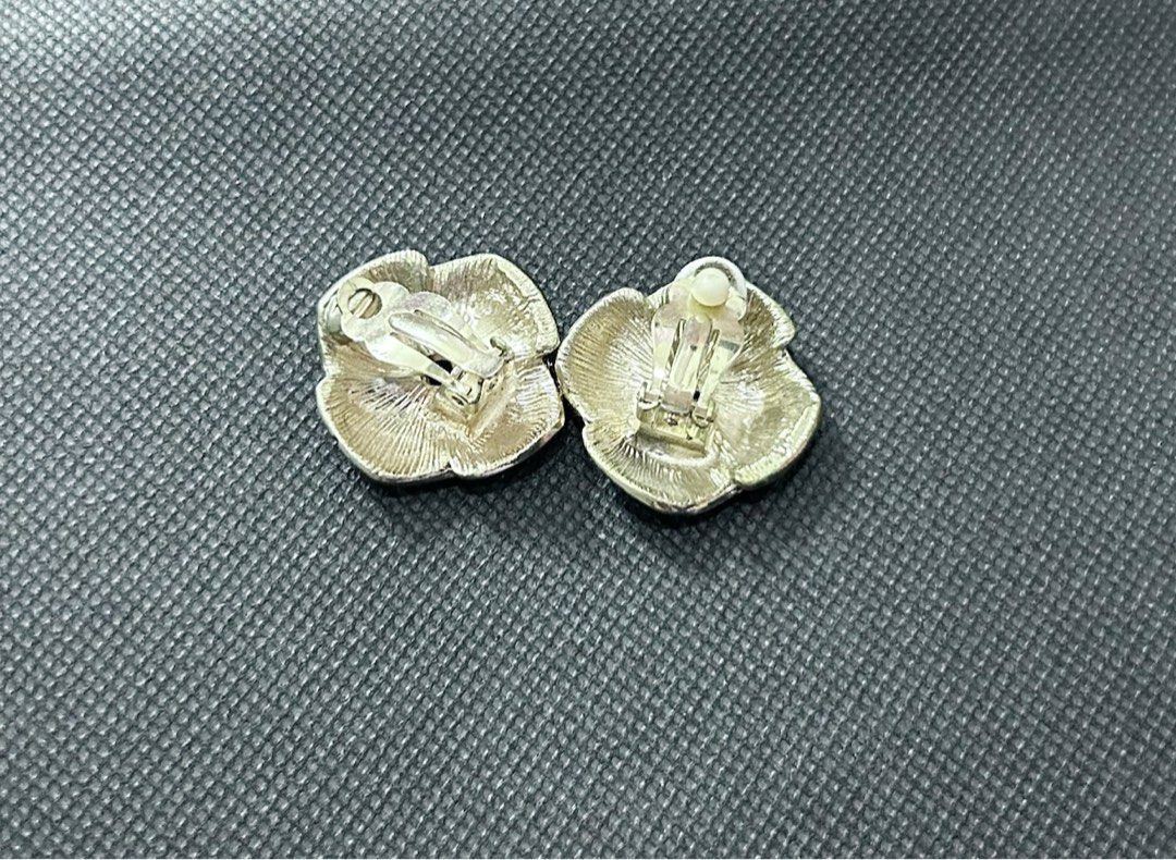 Clip On Earrings (Category: Earrings) located in Makati City. Submitted by cestparfaitvintagejewelries (Listing ID 1462474464, Image 2). Description: .