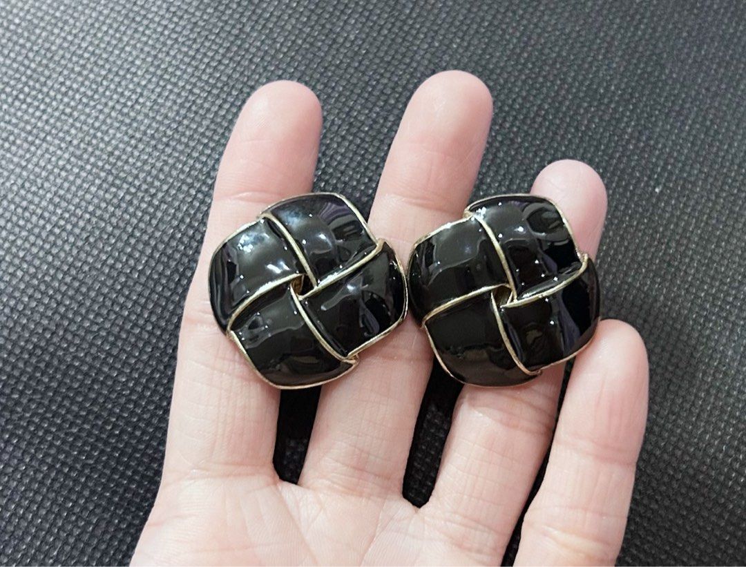Clip On Earrings (Category: Earrings) located in Makati City. Submitted by cestparfaitvintagejewelries (Listing ID 1462474464, Image 3). Description: .
